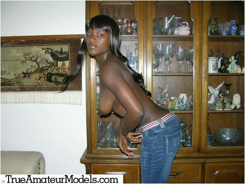 Negra amateur modelando y extendiéndose desnuda para ti
 #68270077