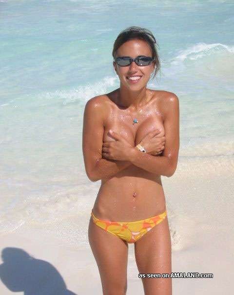 Une amatrice sur la plage suce et baise des seins avec une bite géante.
 #72313656