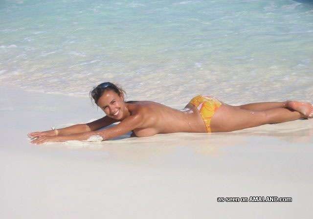 Une amatrice sur la plage suce et baise des seins avec une bite géante.
 #72313661