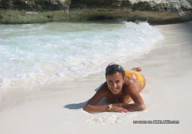 Une amatrice sur la plage suce et baise des seins avec une bite géante.
 #72313665
