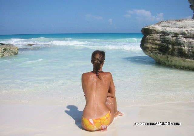 Une amatrice sur la plage suce et baise des seins avec une bite géante.
 #72313668