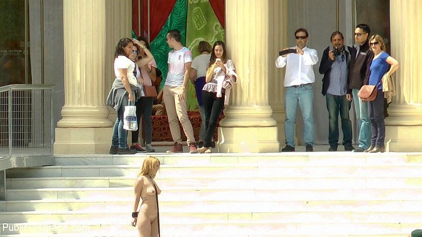 緊縛されたハンナ・モンターダのバストは、公衆の面前で裸にされている。
 #71944201