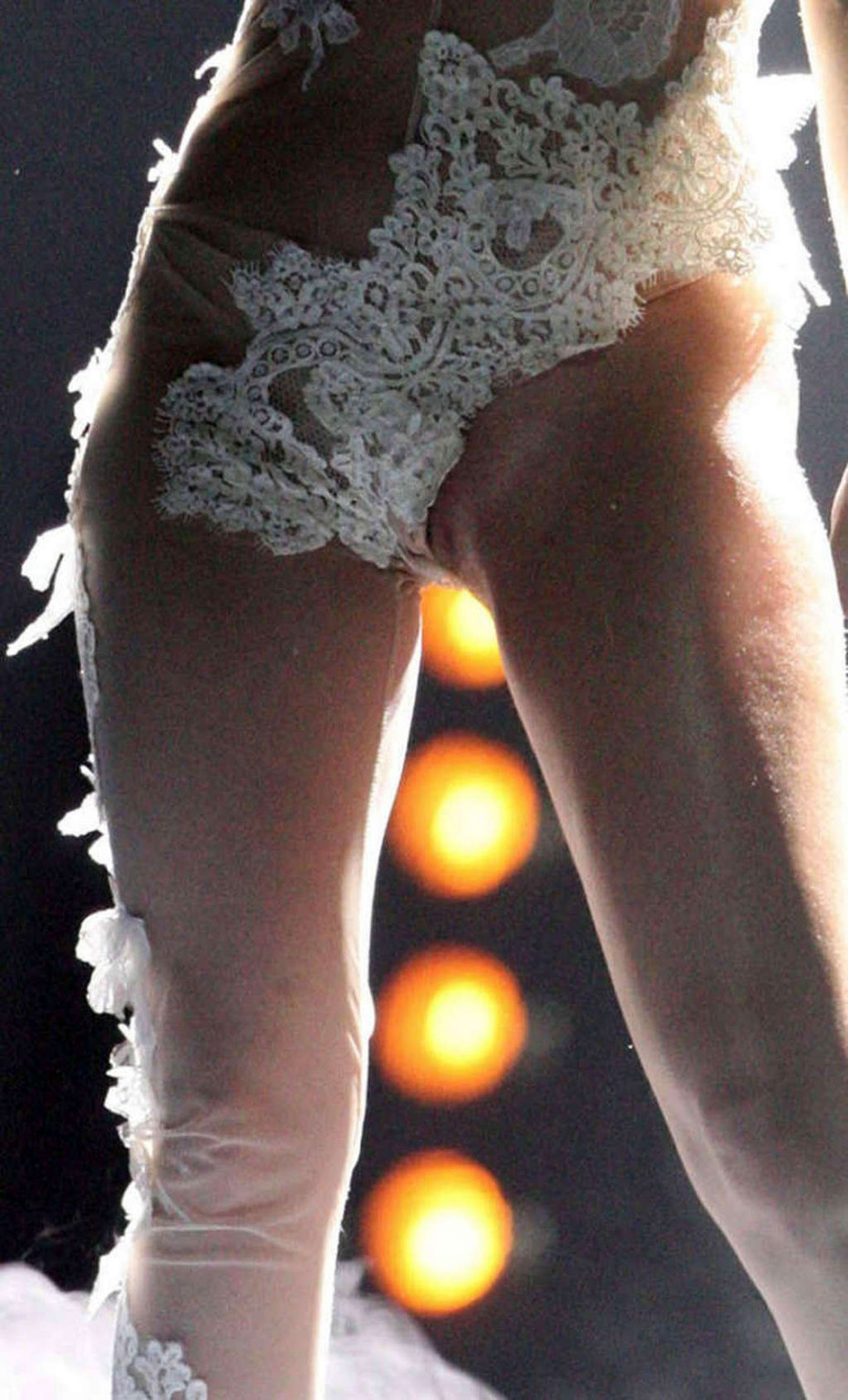 Lady gaga mostrando su vagina en el escenario
 #75359282