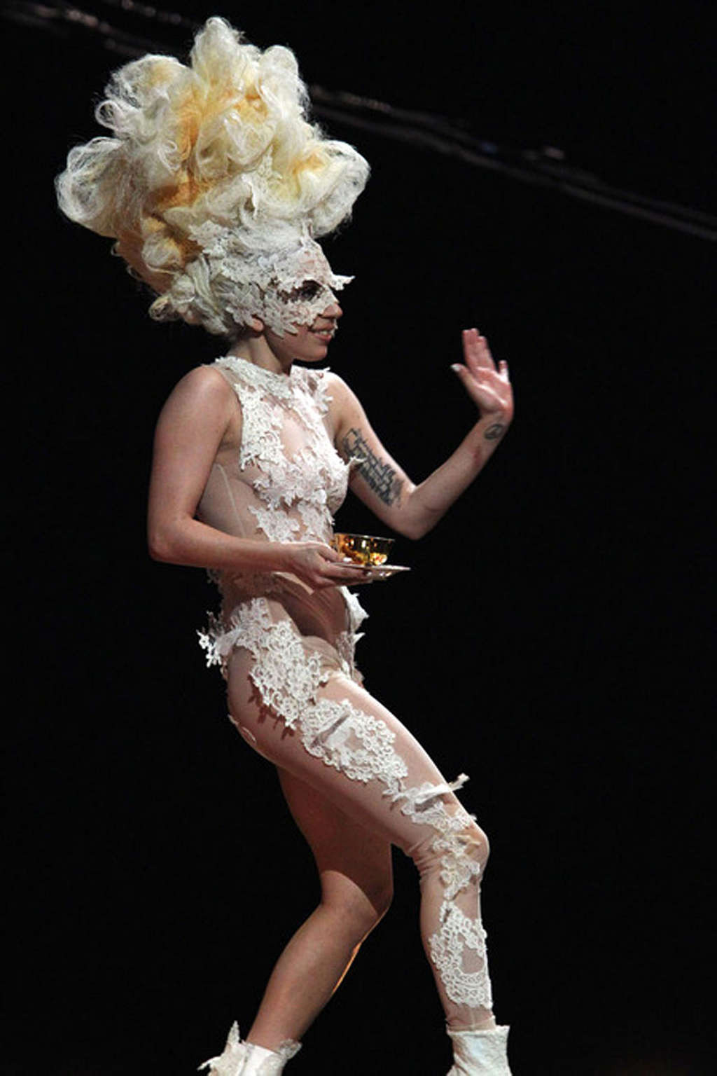 Lady Gaga guardando sexy sul palco e mostrando la sua bella vagina
 #75359502