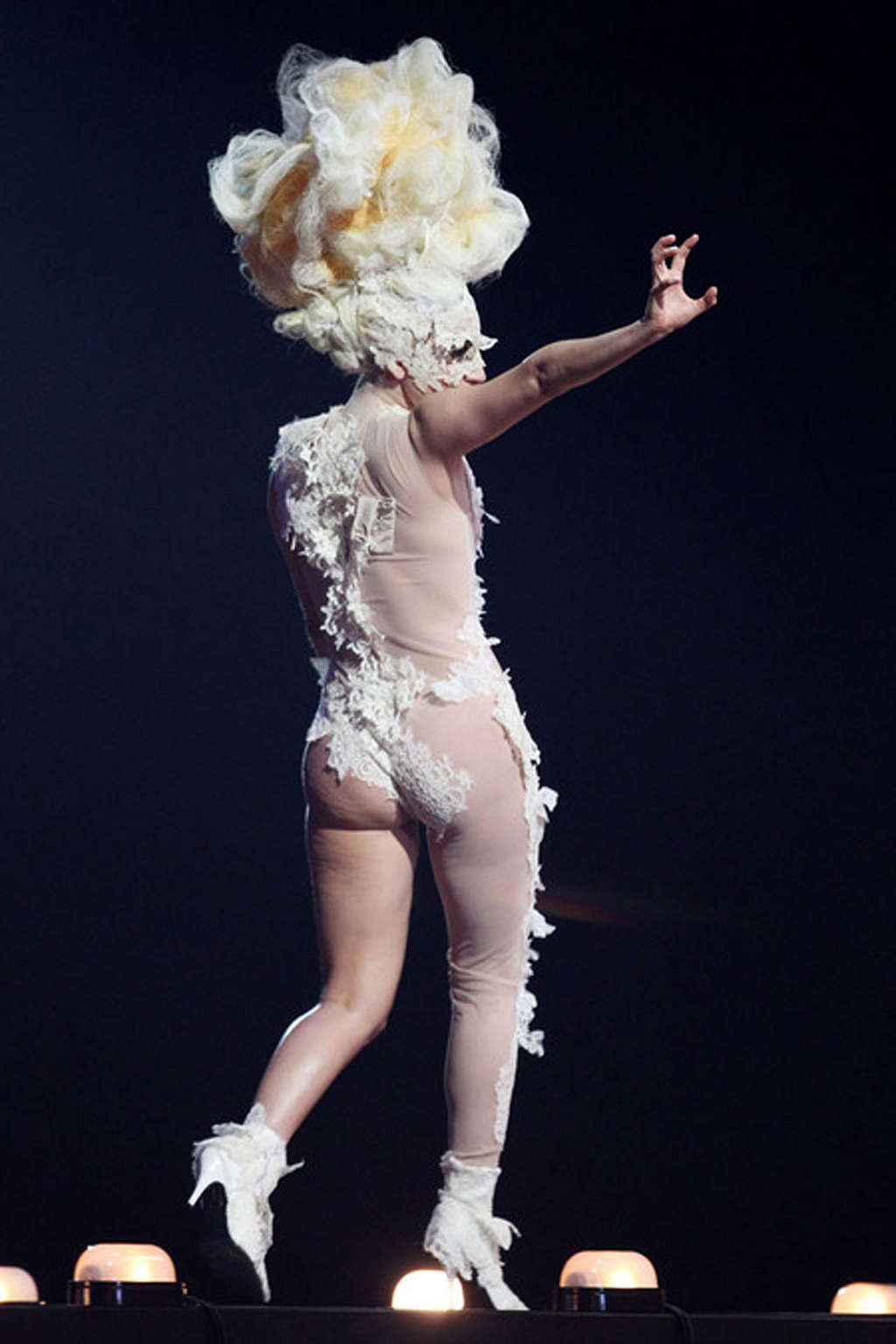 Lady Gaga guardando sexy sul palco e mostrando la sua bella vagina
 #75359521