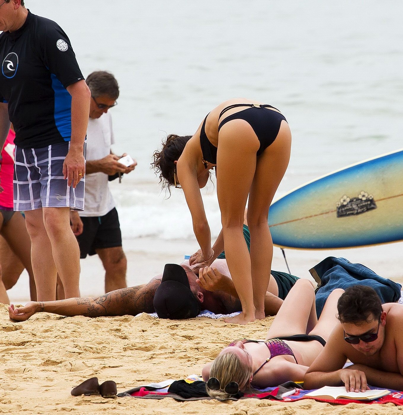 Annalynne mccord portant un bikini bleu foncé sur une plage à sydney
 #75208293