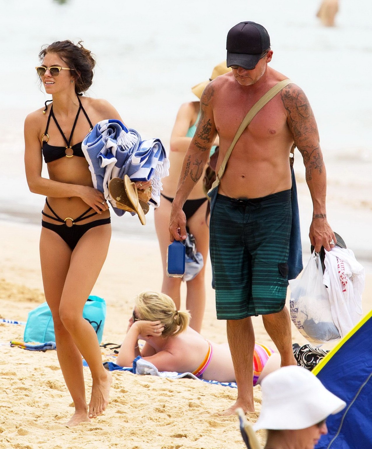 Annalynne mccord portant un bikini bleu foncé sur une plage à sydney
 #75208338