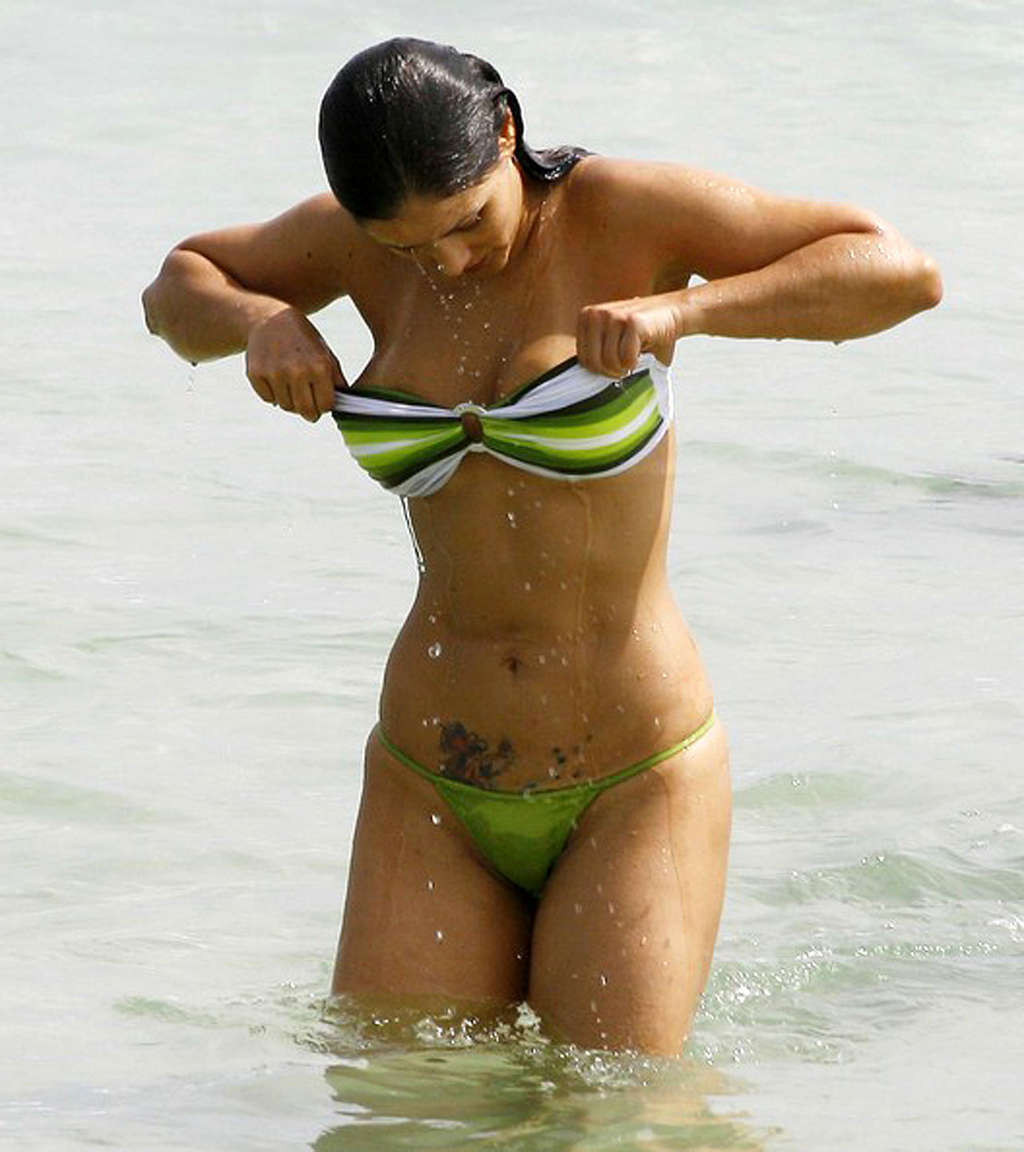 Nana Gouveia che mostra il suo grande culo in perizoma sulla spiaggia
 #75353193