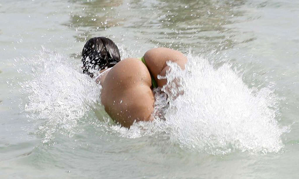 Nana gouveia zeigt ihren tollen Arsch im Tanga am Strand
 #75353195