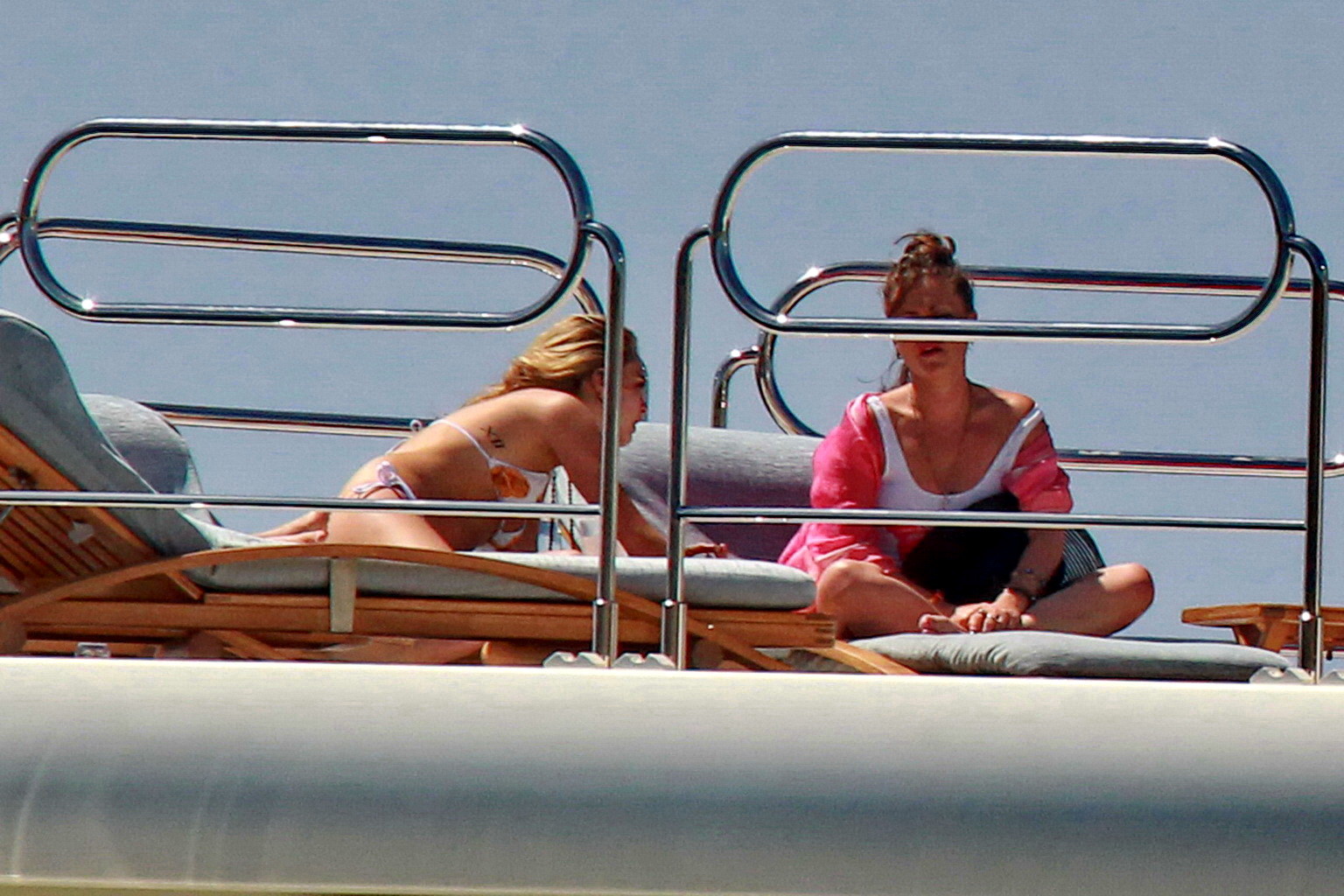 イビサ島のヨットでビキニを着ているCara delevingne
 #75188551