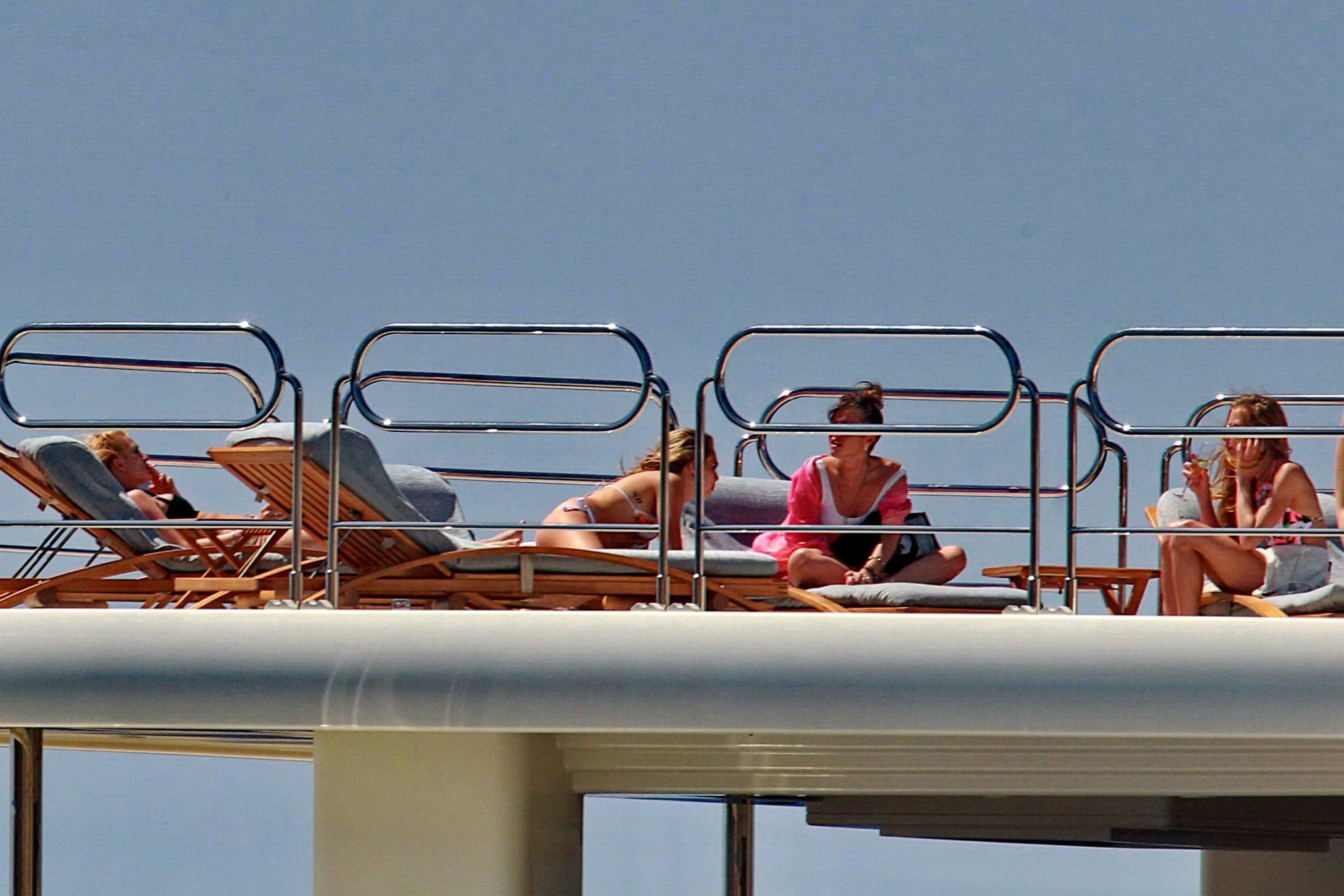 イビサ島のヨットでビキニを着ているCara delevingne
 #75188571