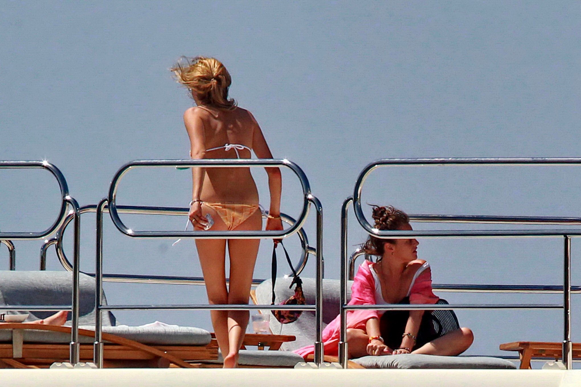イビサ島のヨットでビキニを着ているCara delevingne
 #75188604