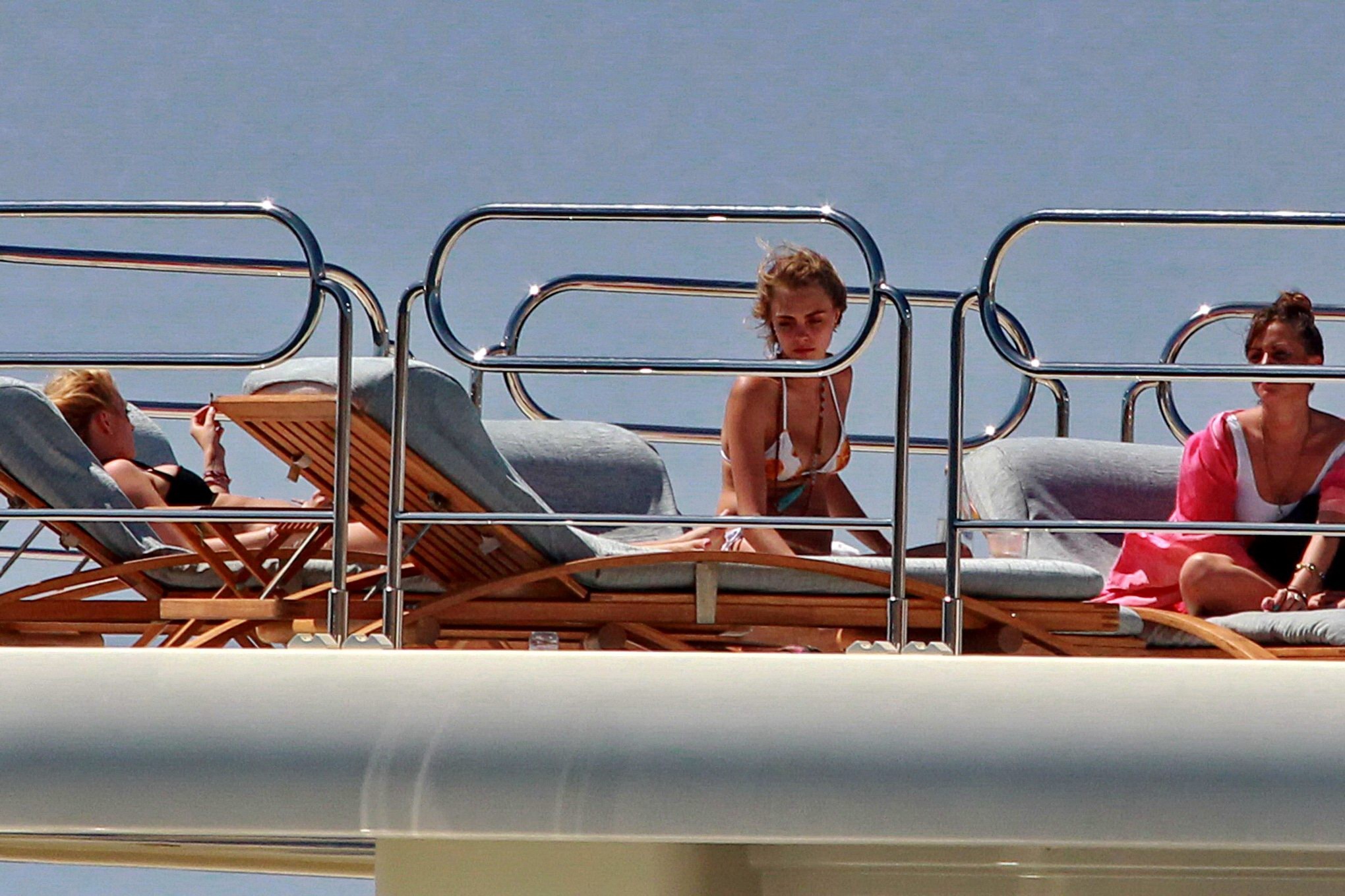 Cara delevingne trägt einen Bikini auf einer Yacht auf Ibiza
 #75188621