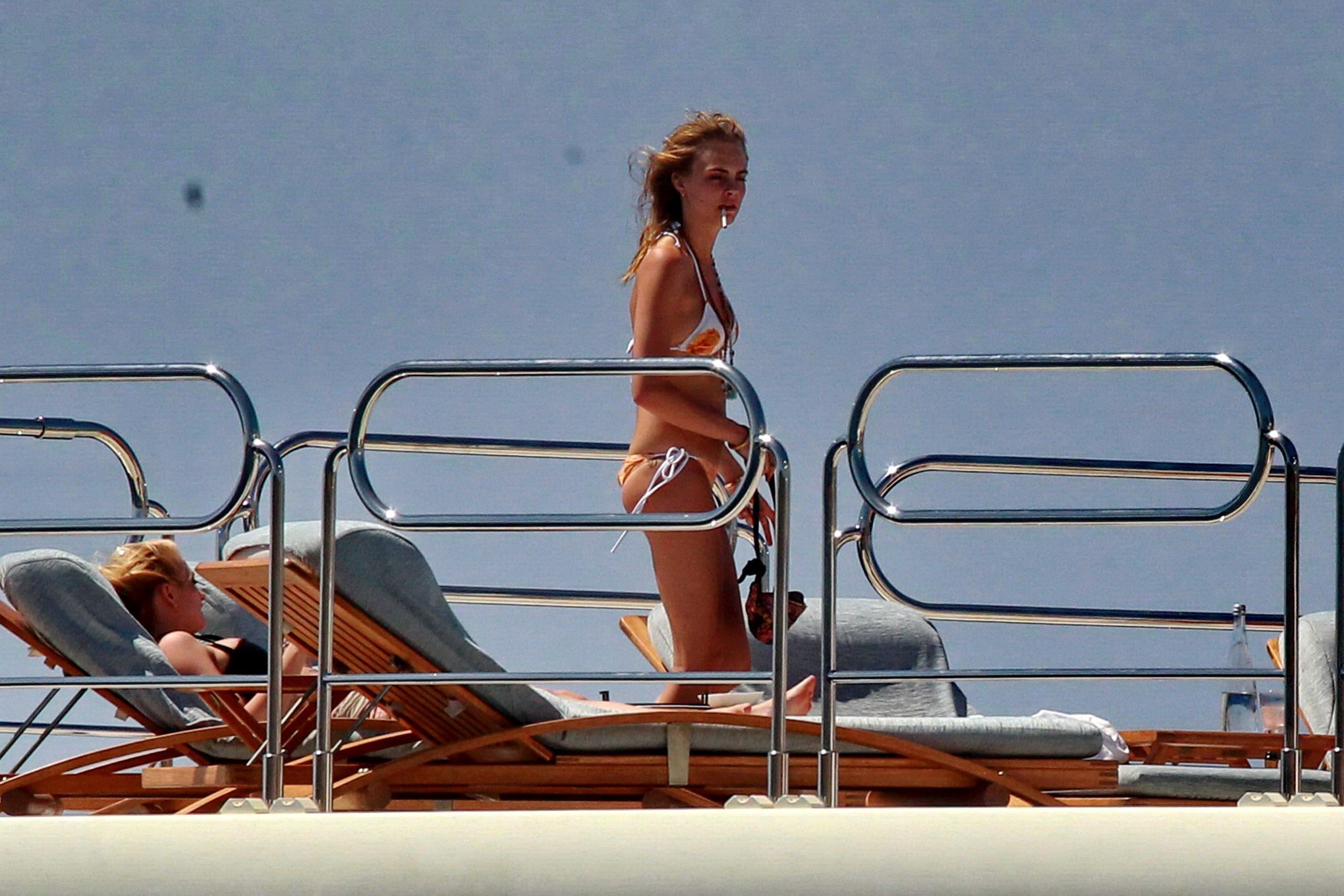イビサ島のヨットでビキニを着ているCara delevingne
 #75188706