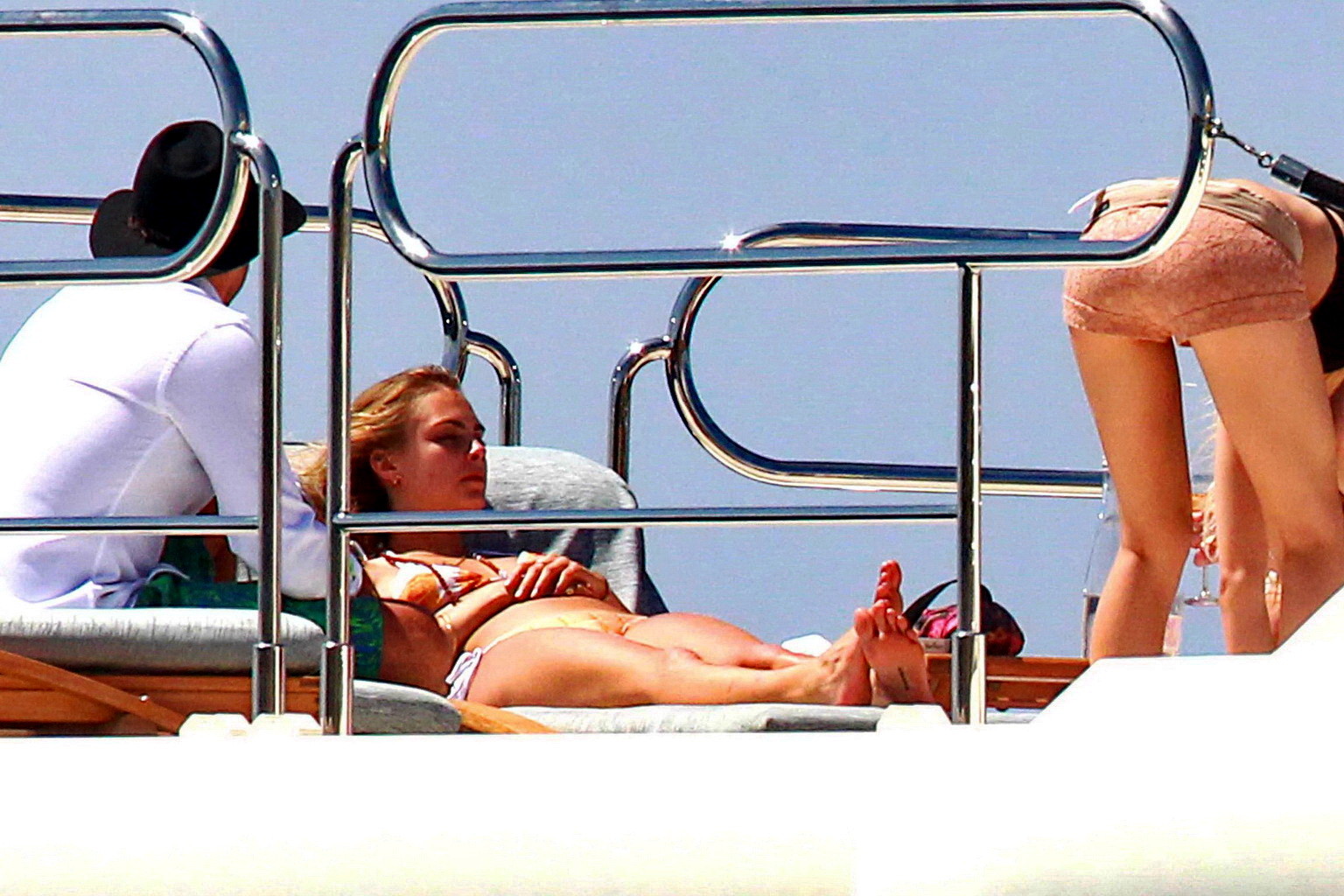 Cara delevingne trägt einen Bikini auf einer Yacht auf Ibiza
 #75188715