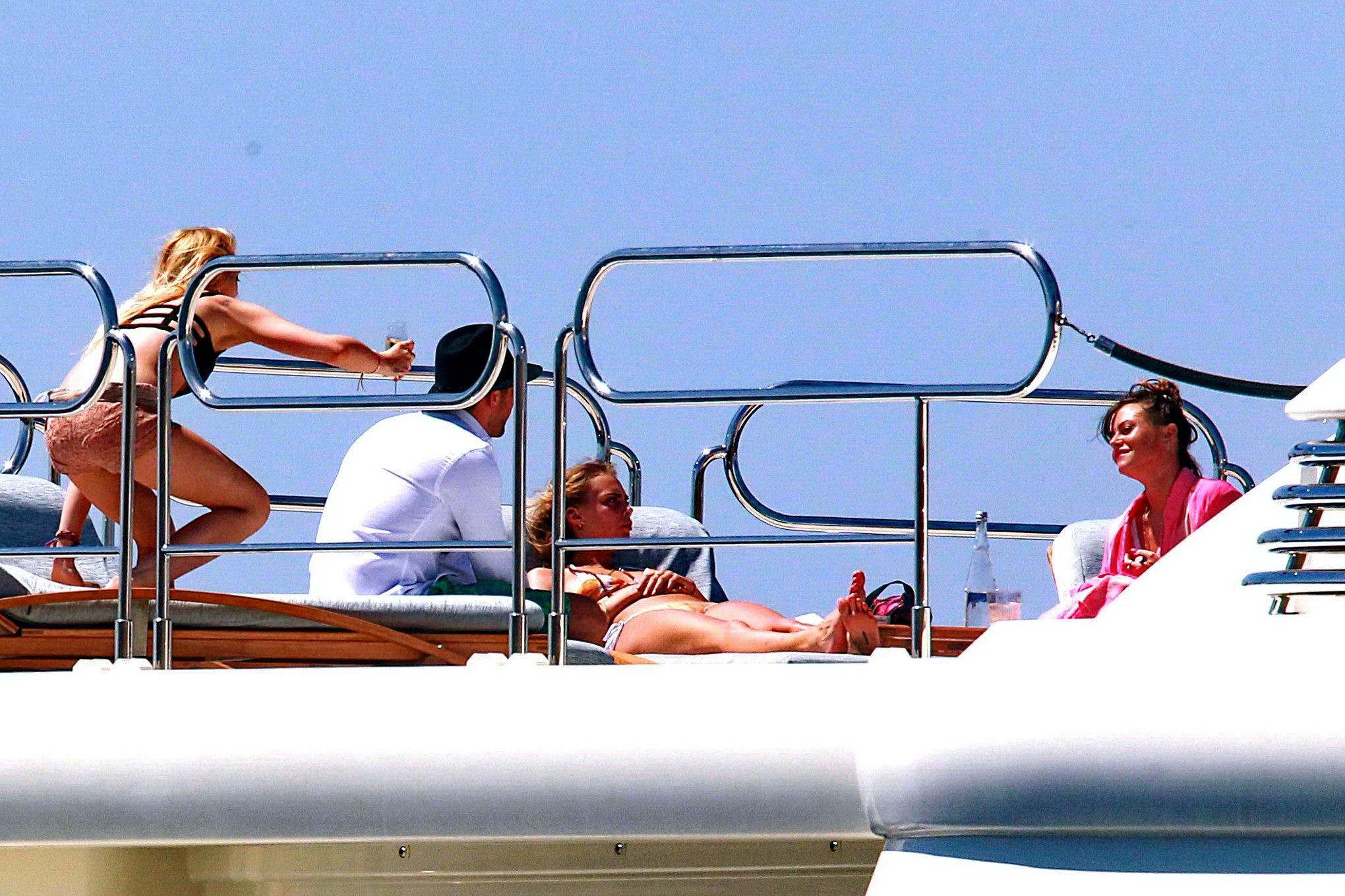 Cara delevingne trägt einen Bikini auf einer Yacht auf Ibiza
 #75188732