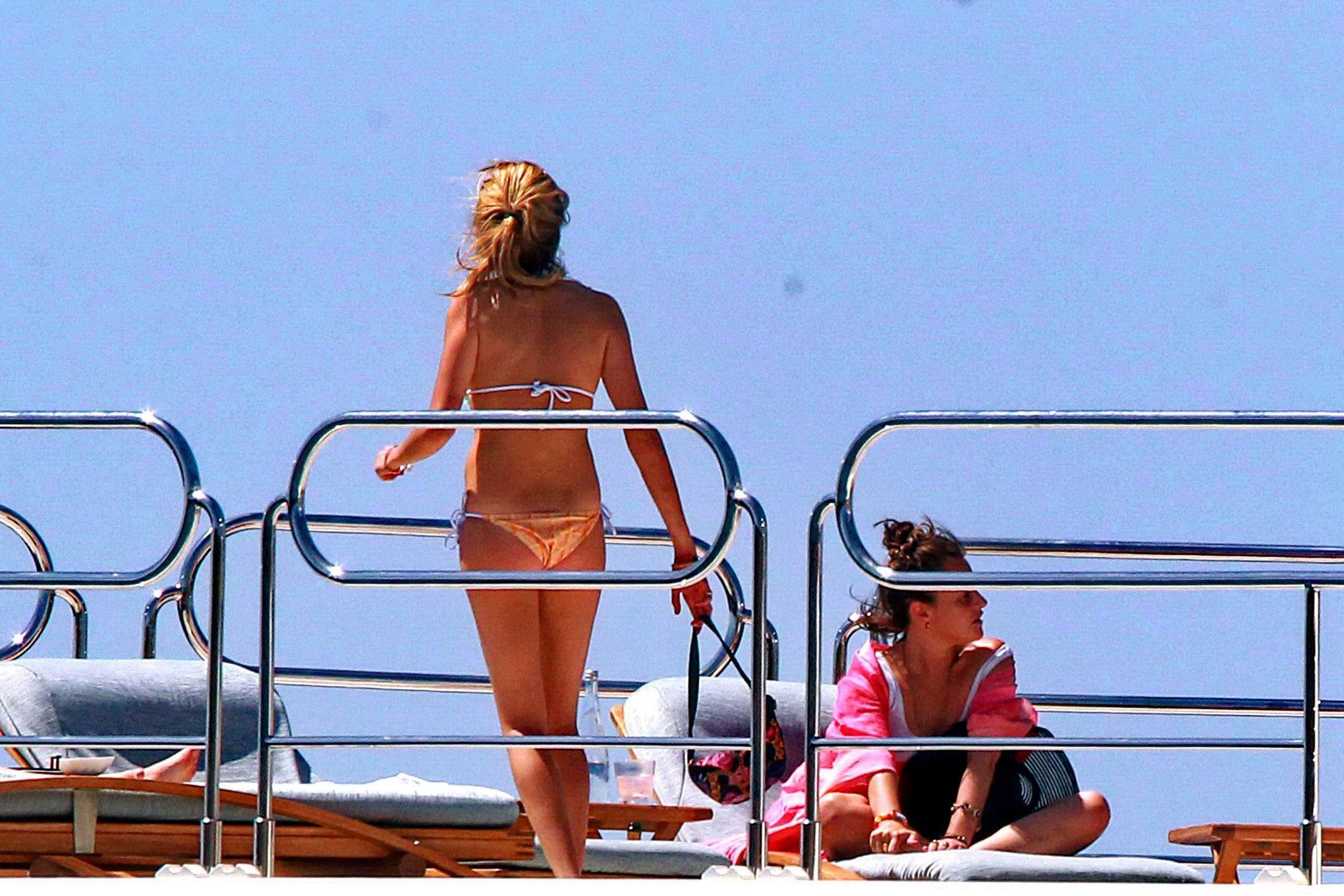 イビサ島のヨットでビキニを着ているCara delevingne
 #75188751