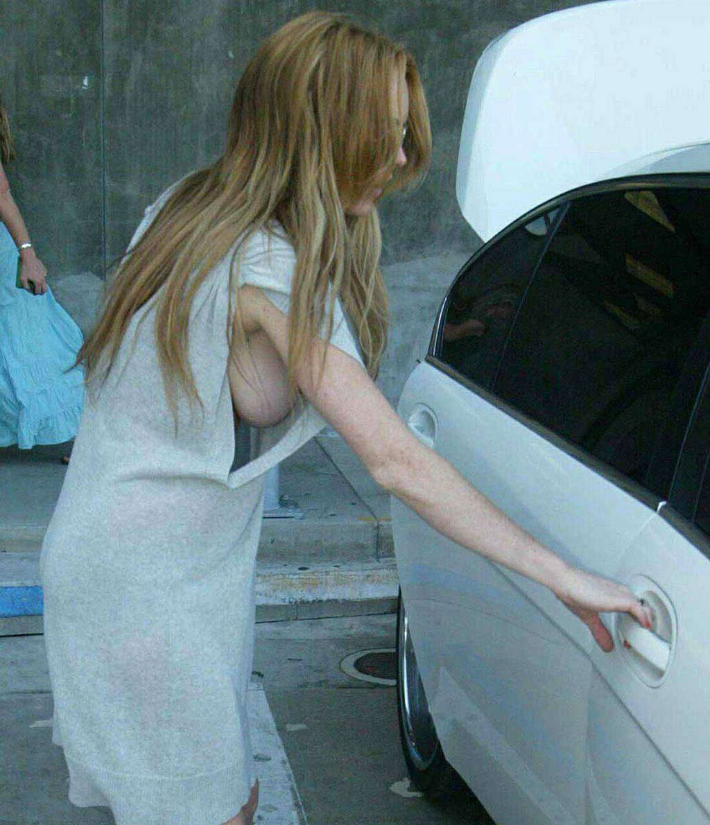 Lindsay lohan mostrando sus lindas tetas en vestidos sexy
 #75377460