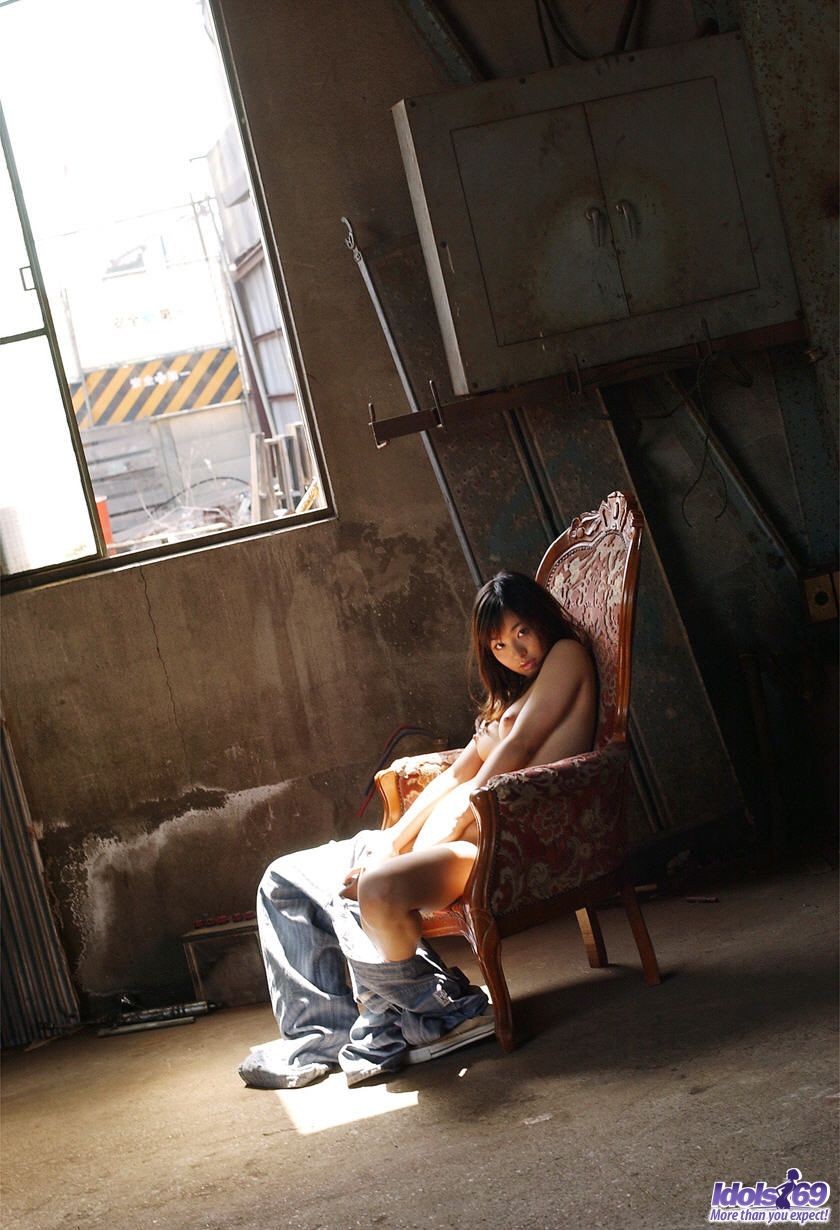 Pechugona y menuda japonesa haciendo topless en un estudio de arte
 #69973859