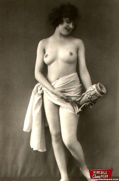 Several ladies from the twenties showing the goods #78461605