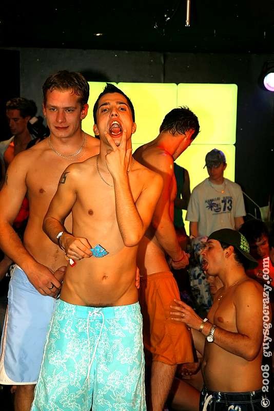 Fiesta de sexo gay en la playa con surfistas y sementales recalentados
 #76985895