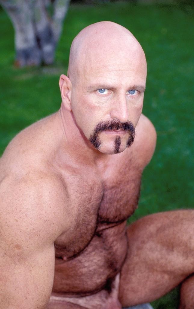 Stripping Macho Homosexuell Bär liebt zu necken und posiert im Freien
 #76976530