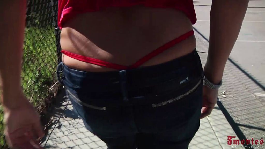 Lexi Diamond, sexy, enlève son jean et s'exhibe devant une bite.
 #72479805