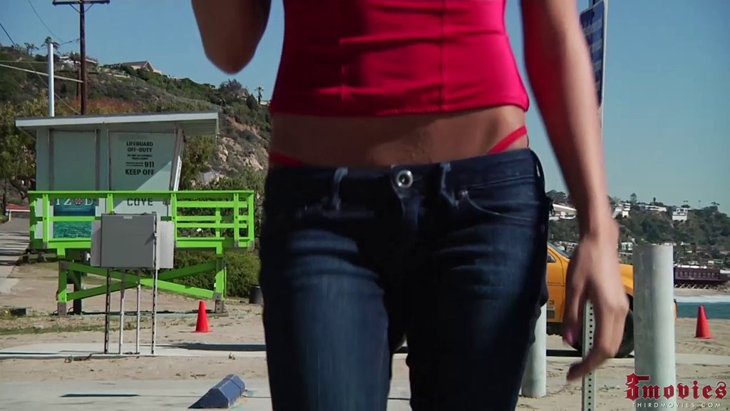 Lexi Diamond, sexy, enlève son jean et s'exhibe devant une bite.
 #72479833
