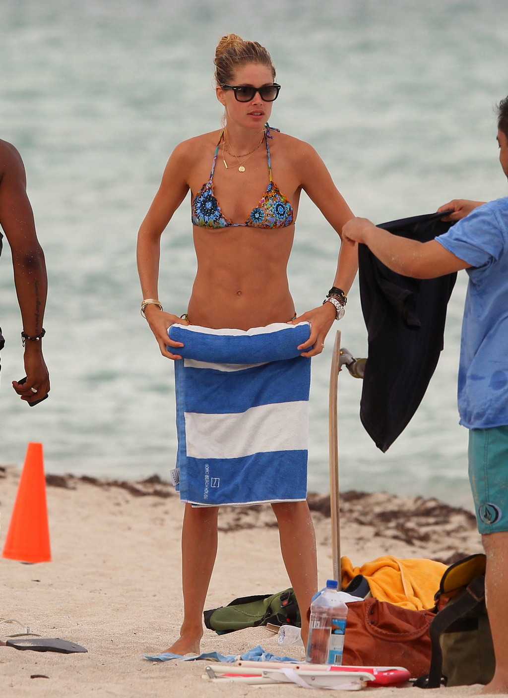 Doutzen kroes mostrando su increíble cuerpo en diminuto bikini multicolor en miami
 #75254639