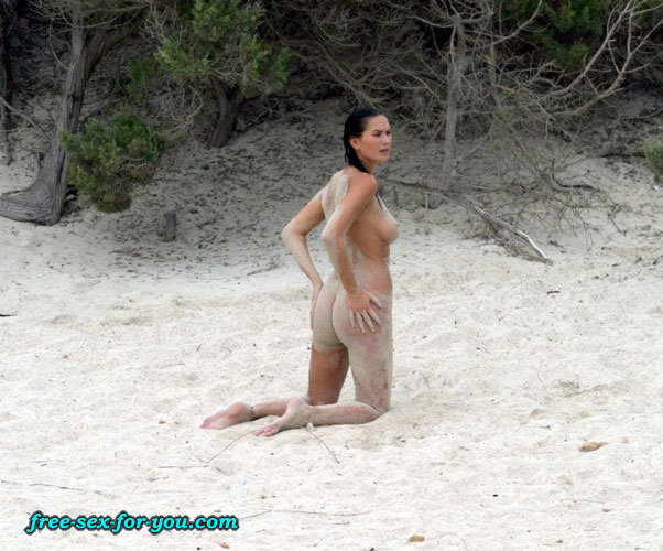 Lucy clarkson mostrando belle tette e culo sulla spiaggia
 #75430892