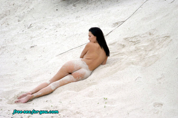 Lucy clarkson mostrando belle tette e culo sulla spiaggia
 #75430910