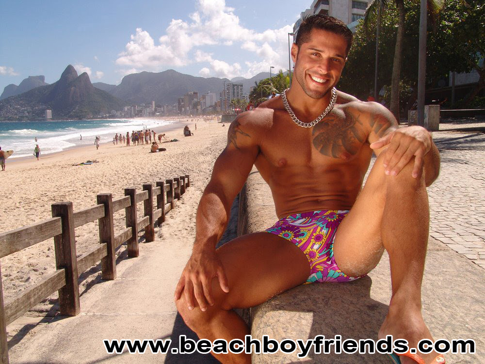 Sexy ragazzo corposo è in topless in spiaggia in posa i loro addominali
 #76945376
