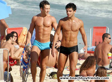 Sexy ragazzo corposo è in topless in spiaggia in posa i loro addominali
 #76945387