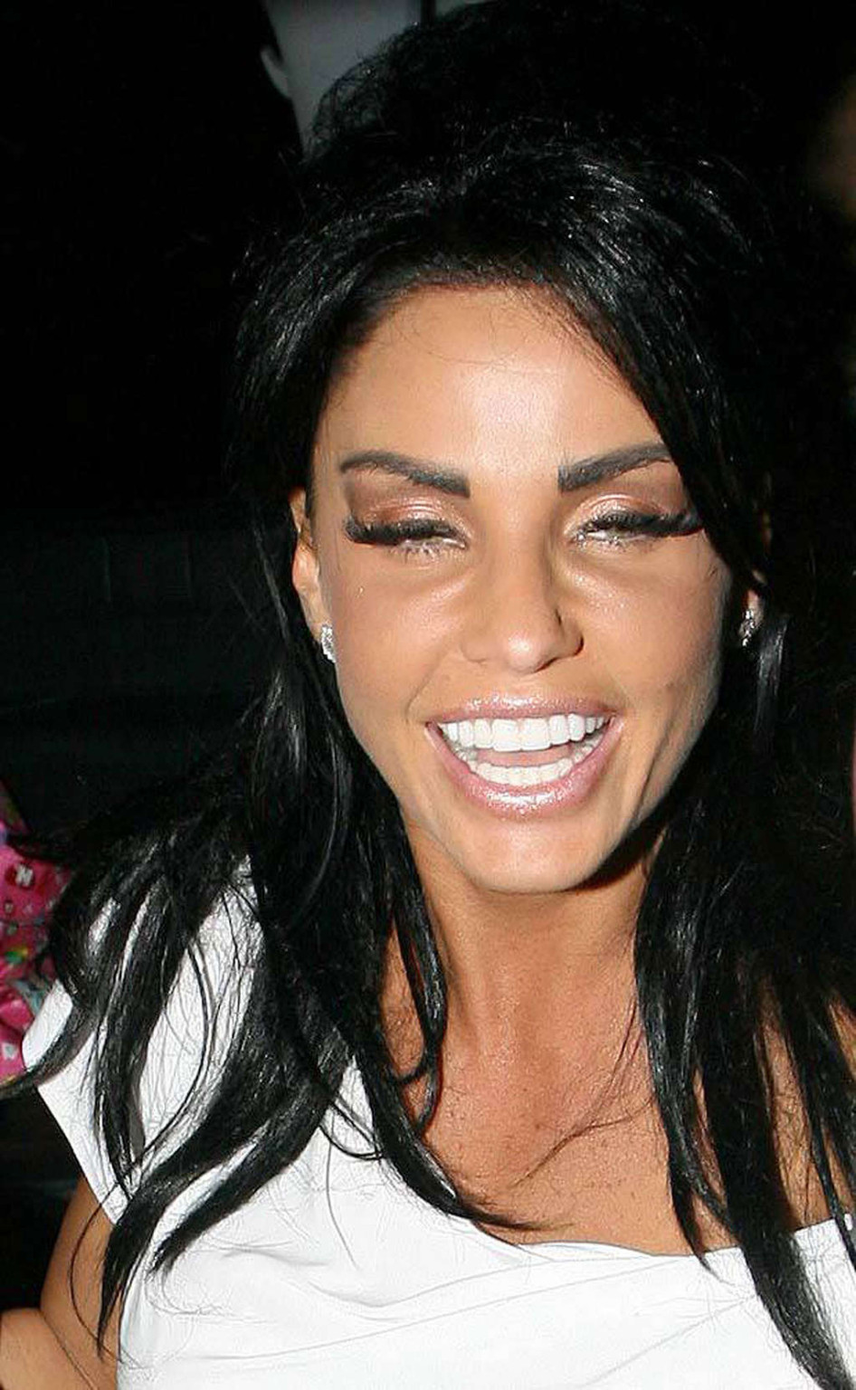 Katie price upskirt en coche paparazzi fotos y exponer sus tetas
 #75370832