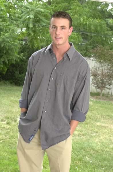 セクシーな体を持つハンサムな男が外で裸になる
 #77007819