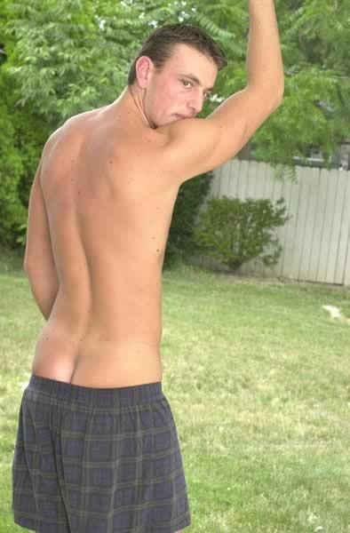 セクシーな体を持つハンサムな男が外で裸になる
 #77007845