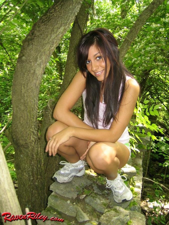 Raven riley se desnuda al aire libre en el bosque
 #78637365