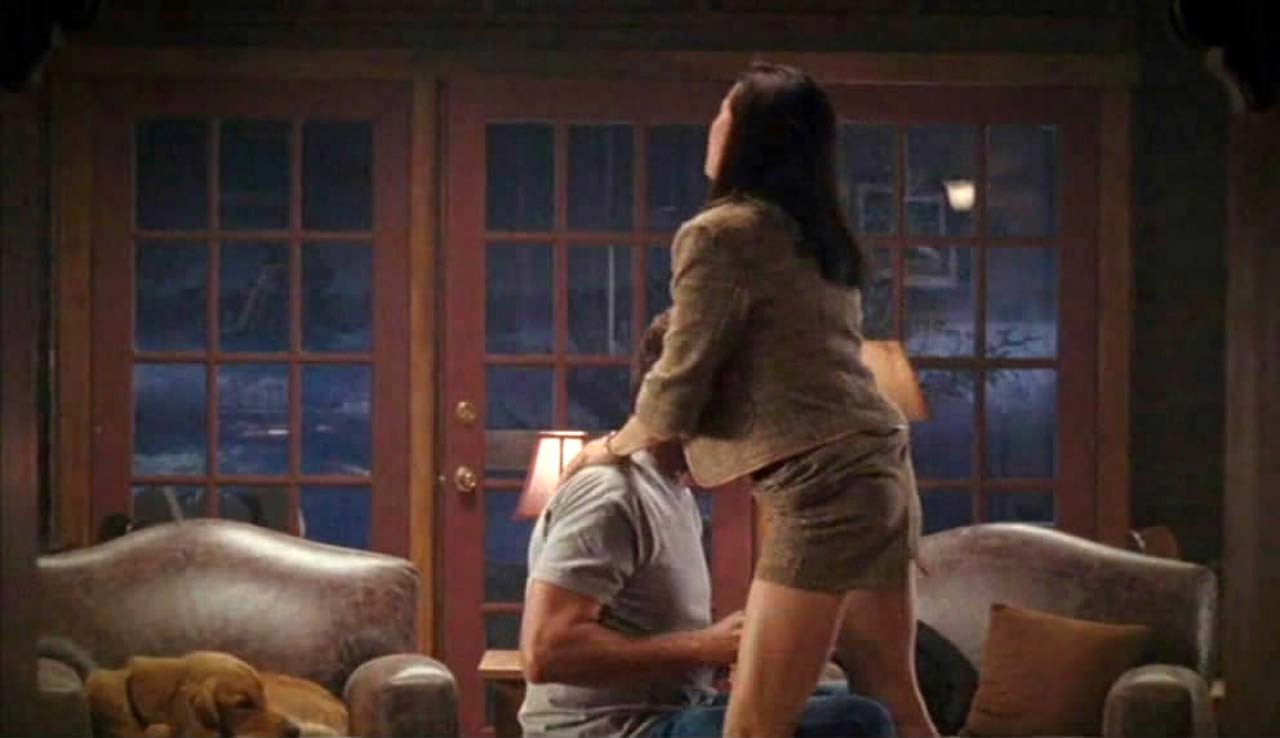 Mimi rogers mostrando su coño peludo y sus enormes tetas y montando a un tipo en desnudo 
 #75307930