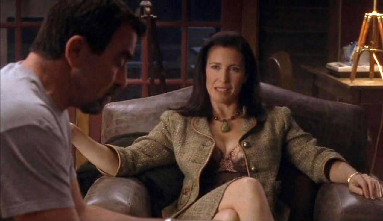 Mimi rogers mostrando su coño peludo y sus enormes tetas y montando a un tipo en desnudo 
 #75307939