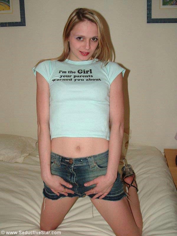 Nette hübsche Blondine zeigt ihre rosa Bits
 #73840615