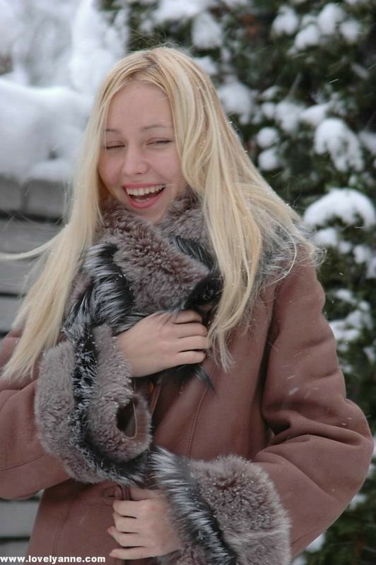 Bella Anna all'aperto nella neve
 #78620090
