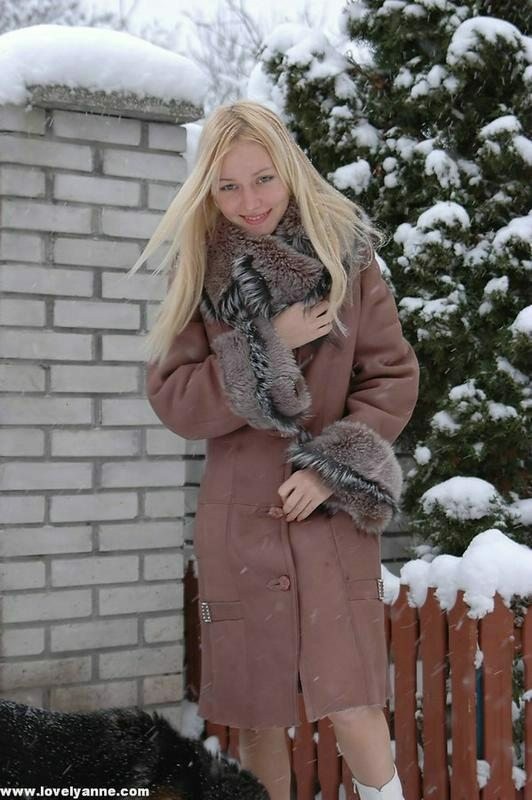 Bella Anna all'aperto nella neve
 #78620135