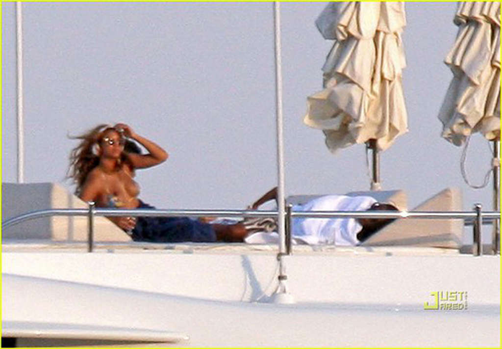 Beyonce Knowles Exposing Her Fucking Sexy Body And Hot Ass In Thong