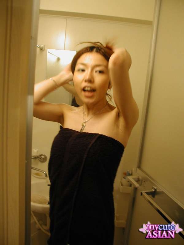 Un amateur japonais chaud prend une douche sexy.
 #77868183