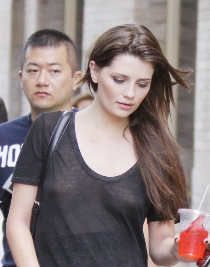 Actriz mischa barton topless y mostrando sus tetas en seethrough
 #75379468