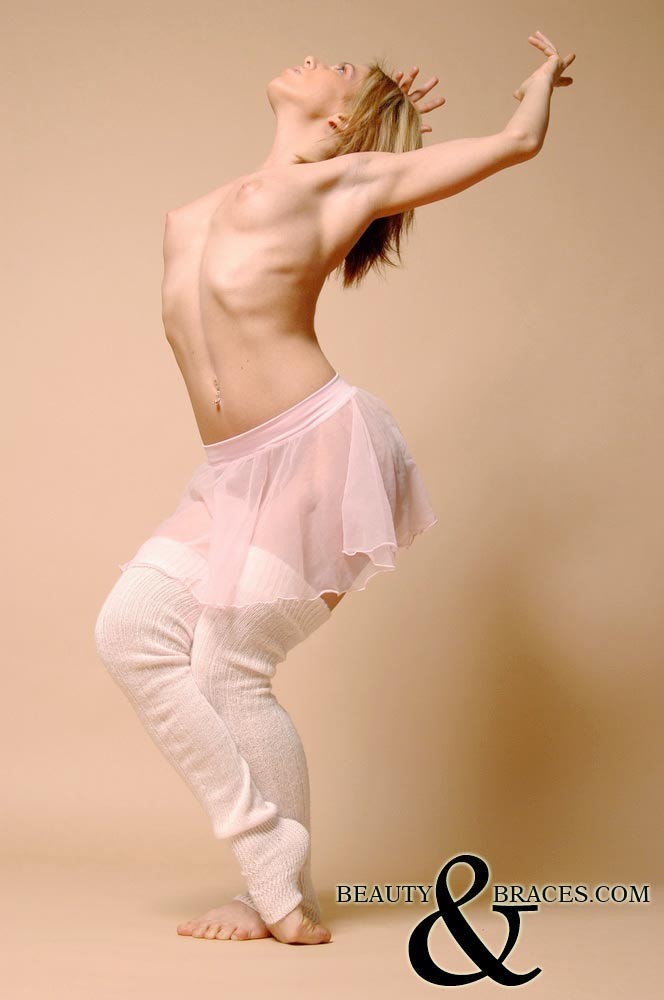 Ballerina bionda carina con l'apparecchio balla nuda
 #73810951