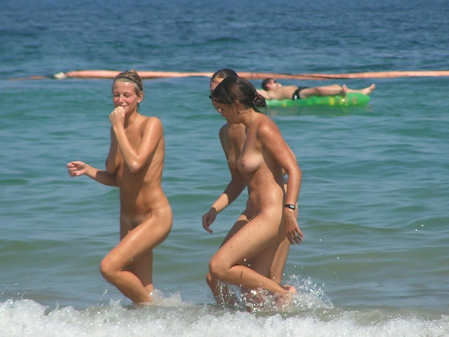 En la playa nudista las jóvenes juegan desnudas
 #72247968