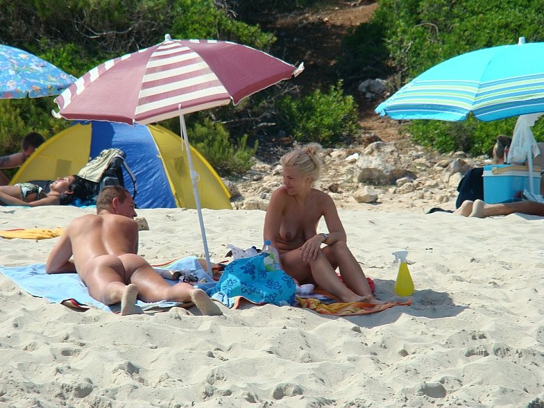 En la playa nudista las jóvenes juegan desnudas
 #72248029