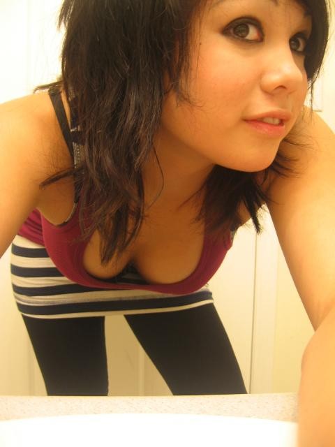 Joven asiática linda posando desnuda
 #68184245