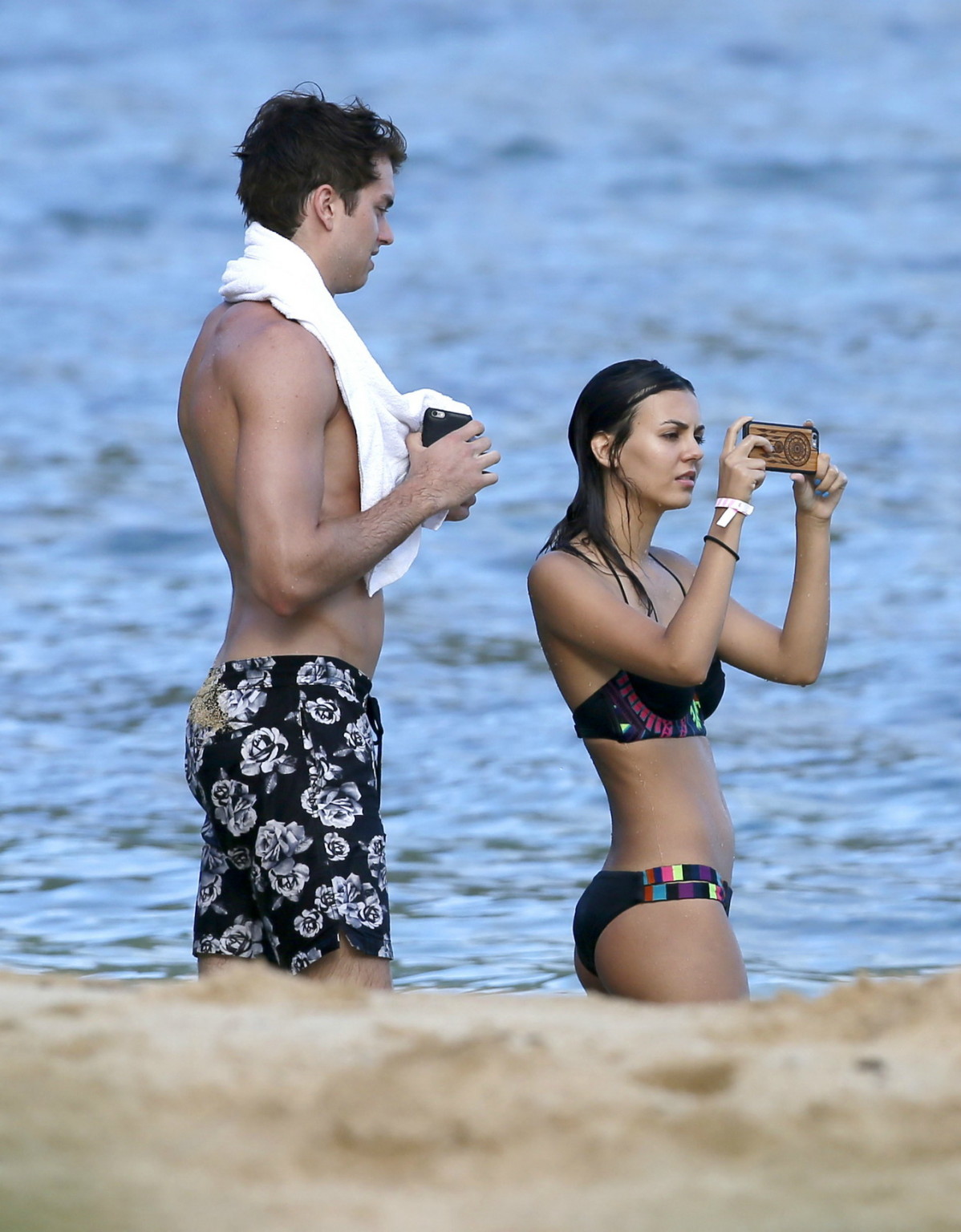 Victoria Justice zeigt ihren perfekten Bikinikörper in Oahu
 #75153505